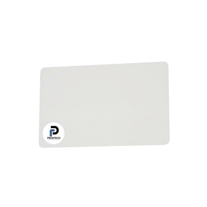 Base con tamaño de 5.4 x 8.5 cm, color blanco, tipo carnet y material pvc