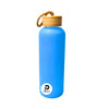 Botella con capacidad de 20 oz, color celeste, tapa bambú y acabado frozed